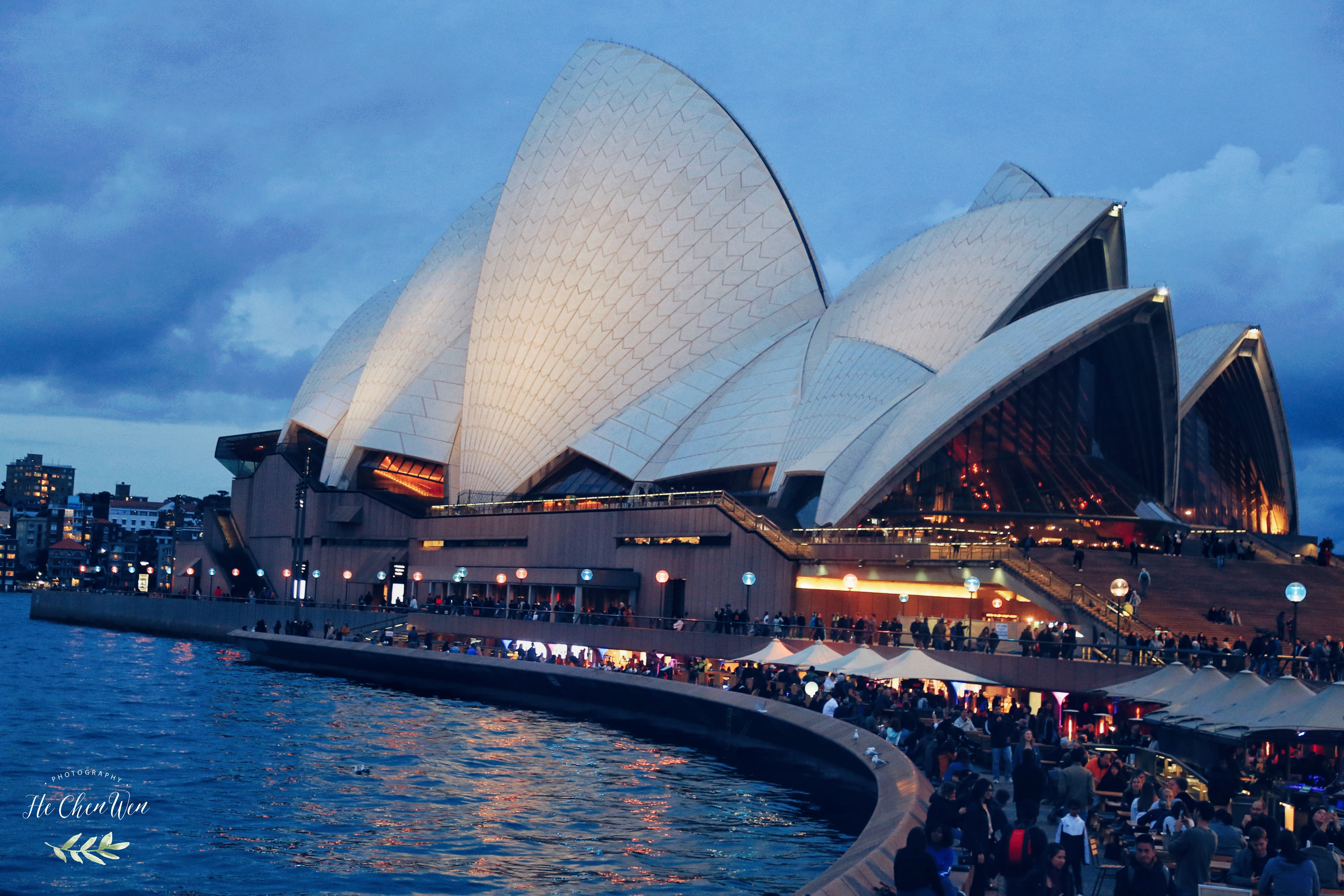 悉尼最著名的地标建筑，犹如白色的帆船，游客抢着来打卡