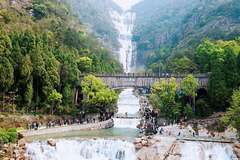 中华第一高瀑布，无数文人墨客慕名而来，堪称一条诗瀑