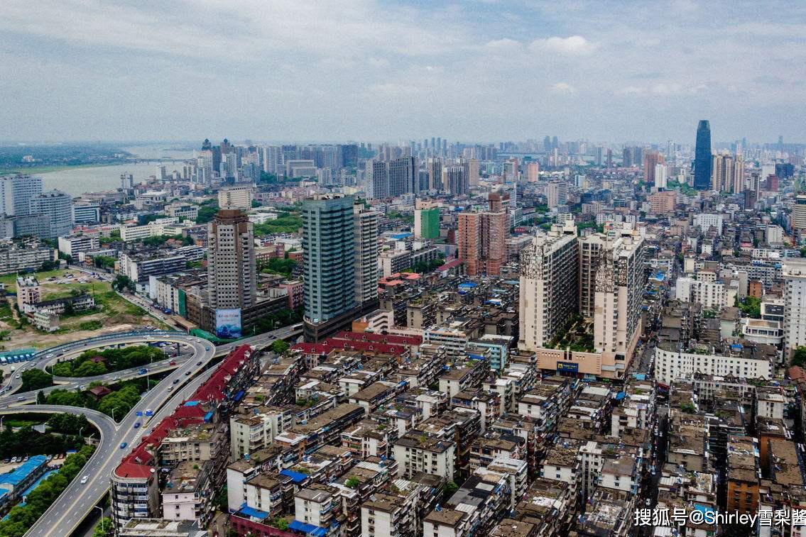 曾是风头十足的英雄之城，因发展滞后被嘲像“县城”，而不像东部省会城市