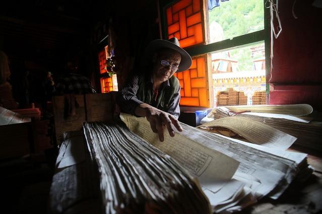 德格印经院：川西最有历史和文化的地方，手工印经文，三百年没变