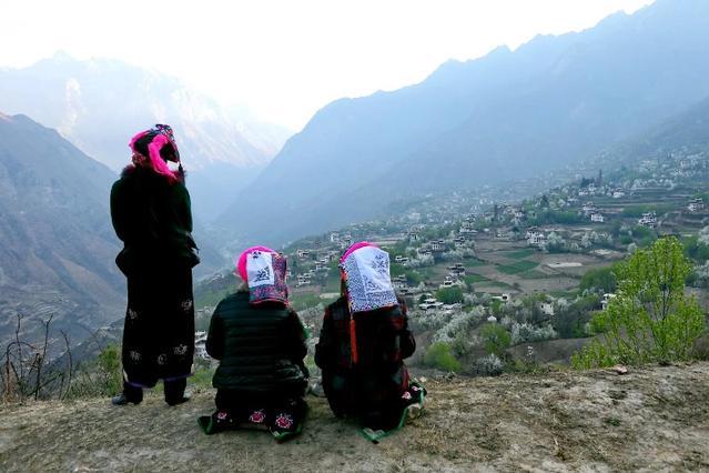 探访加绒藏地：梨花开满峡谷，最美时节访丹巴，体会不同藏区生活