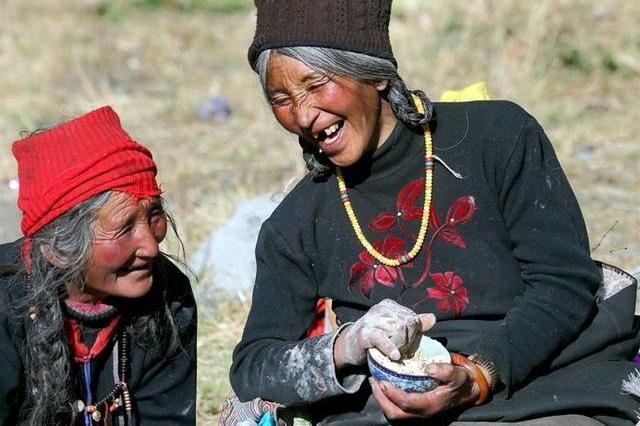 川西自驾：巧遇拜佛老人，走进藏民精神世界，体会她们信仰的快乐