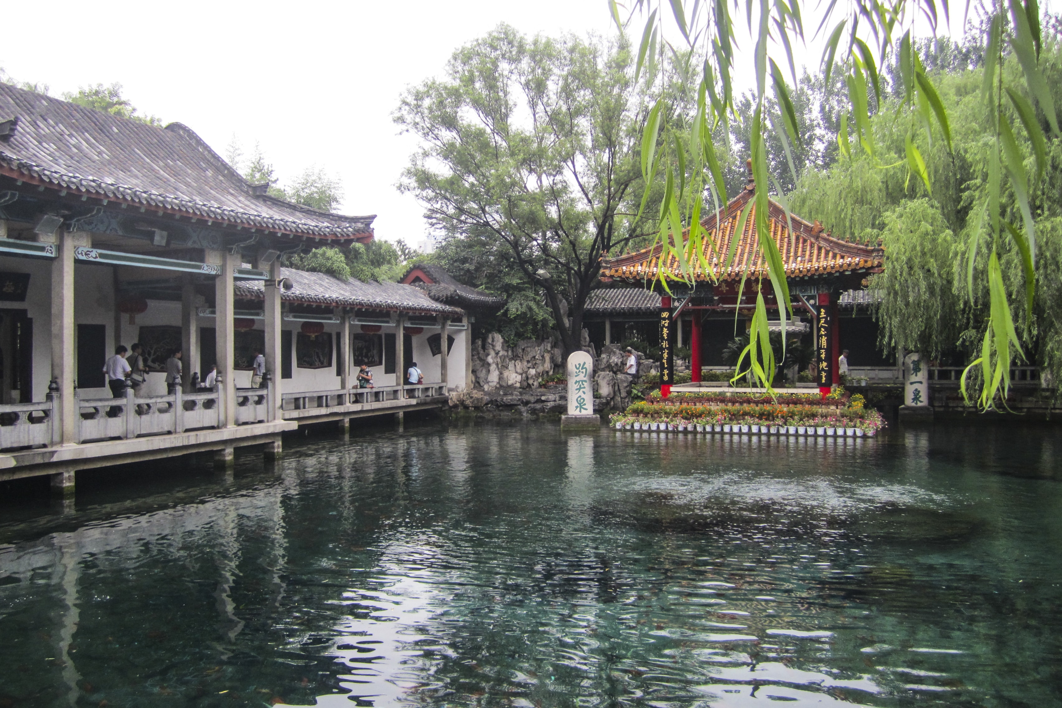 山东济南“七十二名泉”之首，至今已有2000多年的历史，值得一看