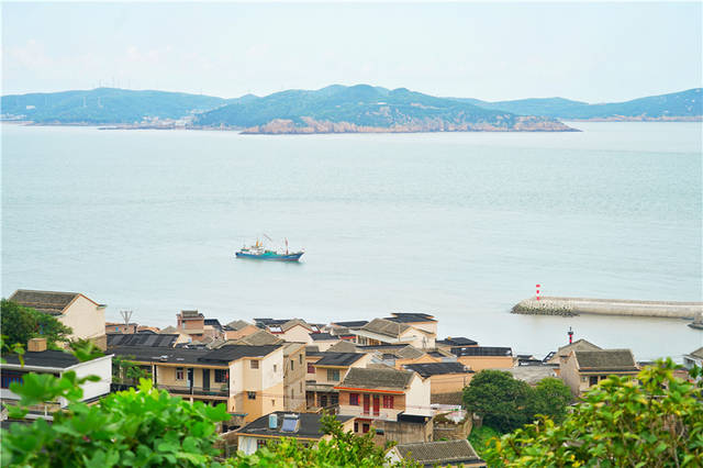 浙江嵊泗有一处神奇景观，百吨巨石宛若元宝，摇摆不定却不会移动