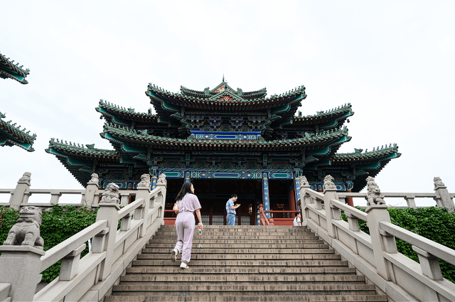 南京有一座江南名楼，历时600年建成，被誉为“江南第一楼”