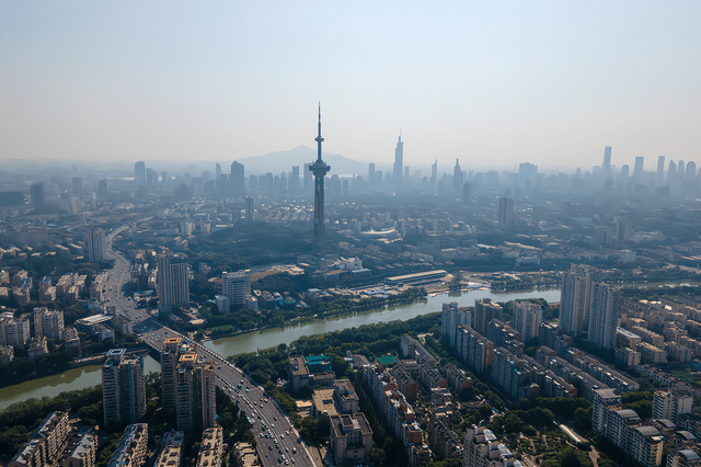 南京第一高楼，高度450米，世界上首座中国建设的超级摩天大楼