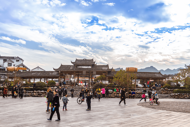 贵州朗德上寨，寨子只有百户人家，建筑却是全国重点文物保护单位