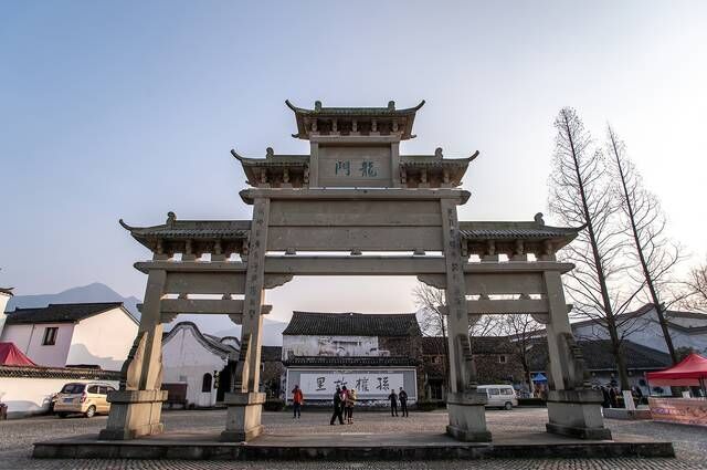 杭州值得一去的古镇，相距约1小时车程，据传是东吴大帝孙权故里