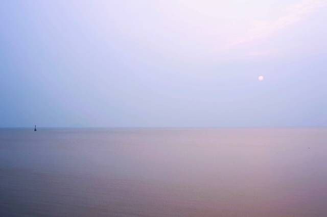 巢湖岸边有一座古寺，少见的朱红色墙体寺庙，知道的游客不多