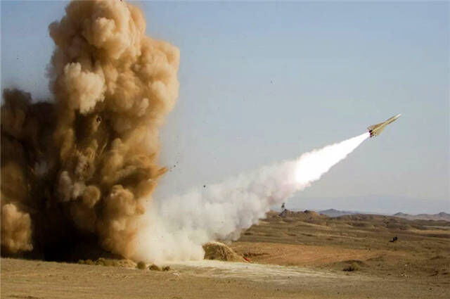 伊朗突然火力全开，数枚导弹炸沉巨舰，第五舰队下令核潜艇后撤