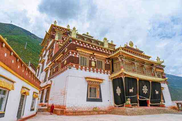 藏在川西的这座古寺，足以媲美西藏布达拉宫，却几乎没有游客