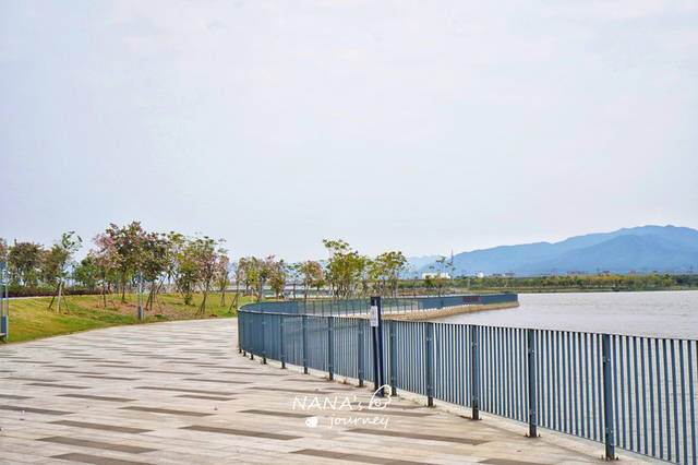 形如砚台而被命名的湖泊，如今是肇庆的一处公园，风景优美宜散步