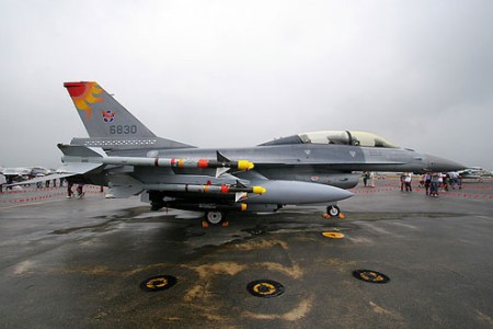 台失事飞行员仍未寻获 台军方展开水下搜索 