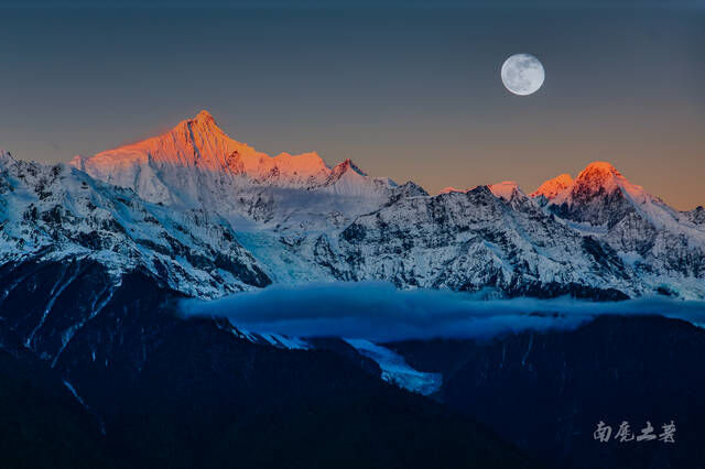你想往的日照金山，这个观景台视野最好交通最方便，还是藏区八大神山之一