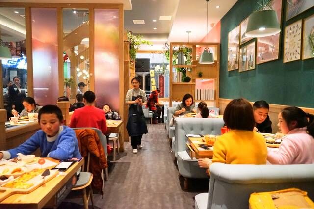 是什么诱惑？让家长愿意掏钱带孩子来这里吃，一到周末就爆满