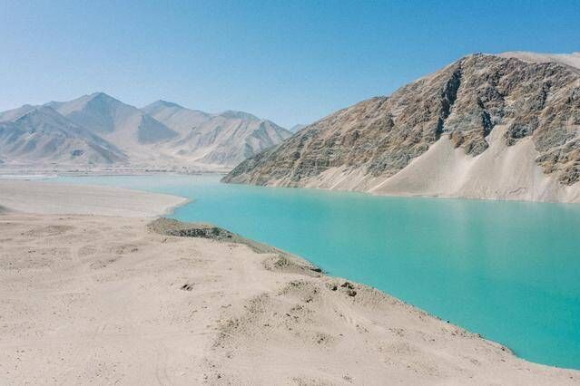 新疆白沙湖，水如镜面，边上还有一整座白沙山