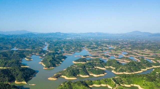 梅州有个超美的孤岛，被誉为广东版“千岛湖”，航拍的风景美爆了