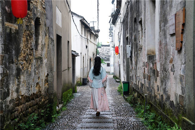 杭州桐庐有个幽静的古村落，文艺范儿十足，最适合穿着汉服来打卡