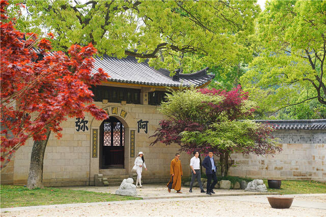 这座寺庙用花岗岩石建造，全国少见，位于温州，却很少温州人知道