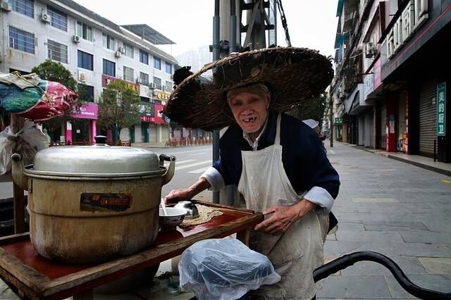 乐山粽子爷爷：一个粽子卖5毛钱，几十年坚持不涨价