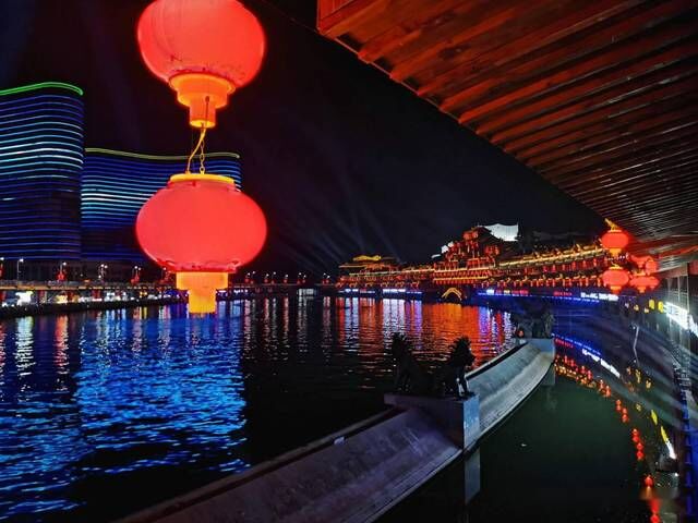 中国新建的假古镇，本以为会垮却靠夜景走红，演出和门票皆免费