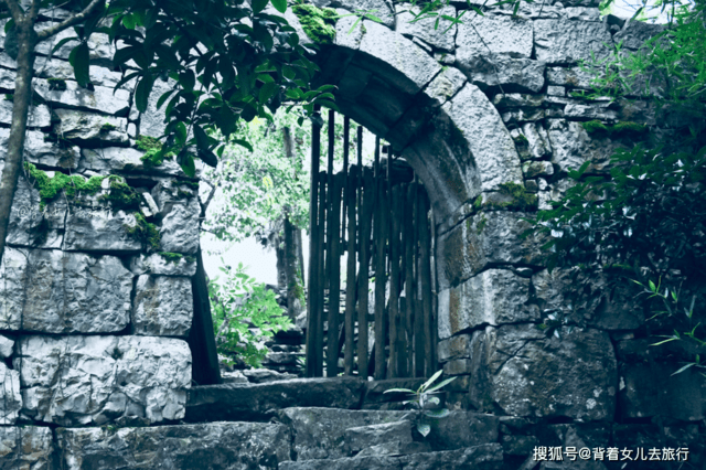 贵州百年古堡变鸡窝，建在1200米山顶，传说是夜郎古国