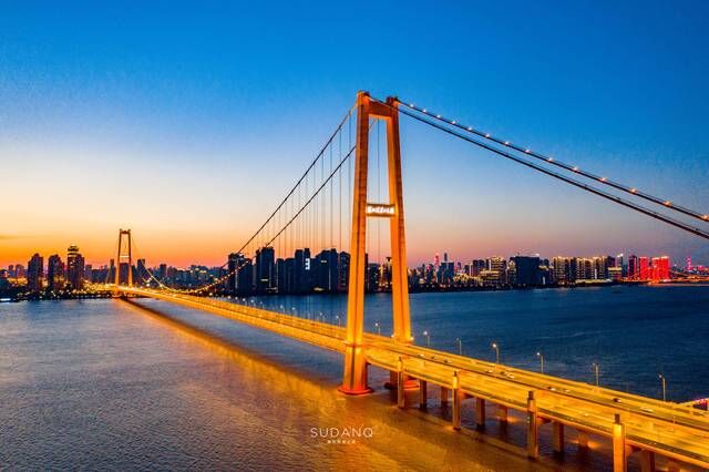武汉的这座长江大桥太宏伟：中国用了4年多时间，美国建成得用9年