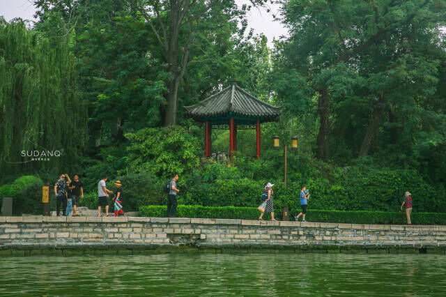济南大明湖曾称“西湖”，是中国唯一的泉水湖，秀丽风光如诗如画