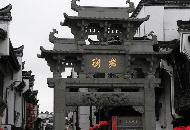 安徽有一老街，地处三江汇流之处，麻石铺砌街面，街道弯曲超复古