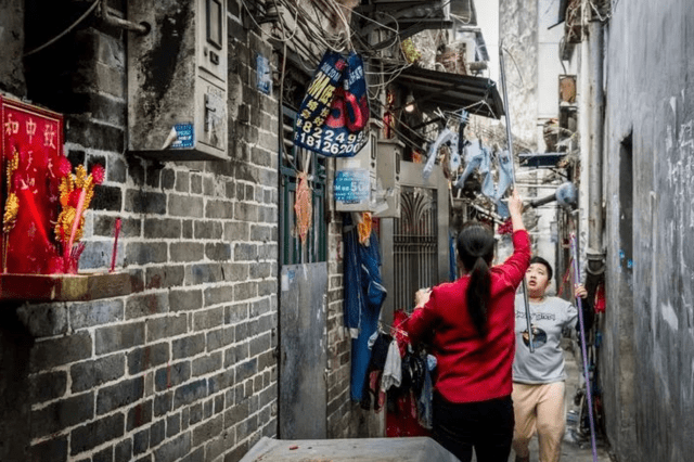 深圳有一个城中村，曾是本地知名的不夜城，如今却冷冷清清